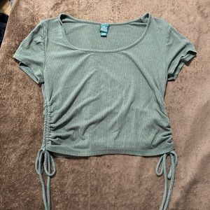 Cropped t-shirt, scrunches on the side